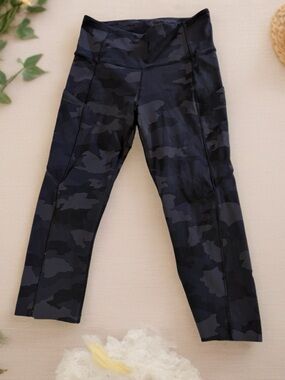 Lululemon Fast and Free crop legging. Sz 6